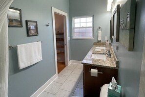 Regadera, secadora de cabello, toallas, jabón 