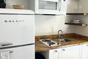 Full-size fridge, microwave, stovetop, coffee/tea maker