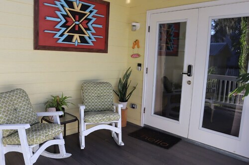 Great Location! Free Parking + Pet Friendly!