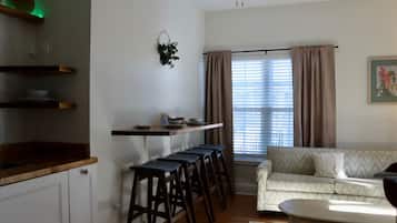 Een smart-tv en boeken