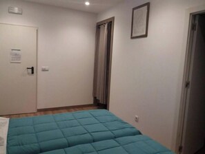 9 bedrooms, WiFi, bed sheets