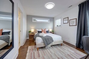 3 bedrooms, desk, iron/ironing board, travel crib - Gorgeous Home w/ Rooftop Terrace Min from Music Row (Nashville)