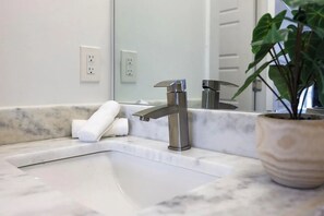 Hair dryer, towels, soap, shampoo - Gorgeous Home w/ Rooftop Terrace Min from Music Row (Nashville)