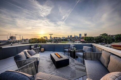 Gorgeous Home w/ Rooftop Terrace Min from Music Row