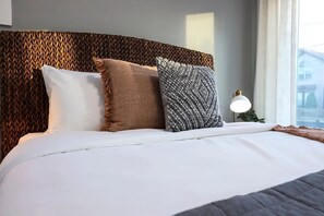 3 bedrooms, desk, iron/ironing board, travel cot