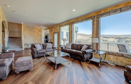 Luxury Home with Epic Views - Game Rooms, Gym, Near Leavenworth &
Lake Chelan