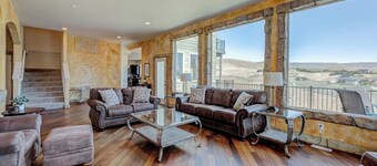 Luxury Home with Epic Views - Game Rooms, Gym, Near Leavenworth &
Lake Chelan