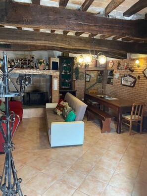 Maison, 2 chambres, fumeur, balcon | Coin séjour