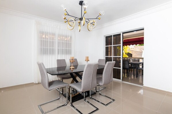 House, 4 Bedrooms, Accessible, Smoking | Dining room