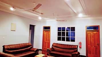 Habitación, varias habitaciones, con acceso para personas discapacitadas, para fumadores | Área de sala de estar | Libros