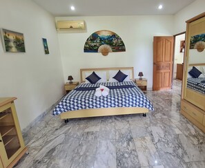 2 bedrooms - Beautiful Bungalow With Shared Outdoor Pool and 2 km From the Sandy Beach (Cha-am)