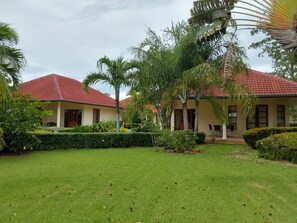 Exterior - Beautiful Bungalow With Shared Outdoor Pool and 2 km From the Sandy Beach (Cha-am)