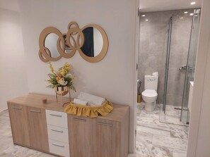 Apartment, 3 Bedrooms, Balcony | Bathroom