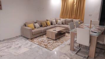 Departamento, 3 habitaciones, balcón | Área de sala de estar