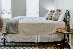 2 bedrooms, iron/ironing board, free WiFi, bed sheets - GrueneGusthaus#2|Private Condo + Golf Cart Rentals (New Braunfels)