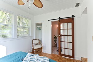 3 habitaciones, tabla de planchar con plancha, wifi y ropa de cama 