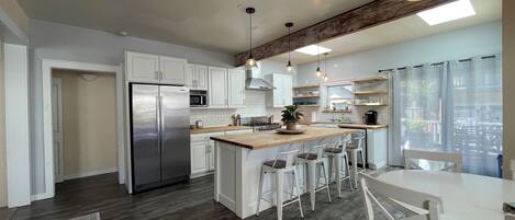 Refrigerador, microondas, horno, placa de cocina