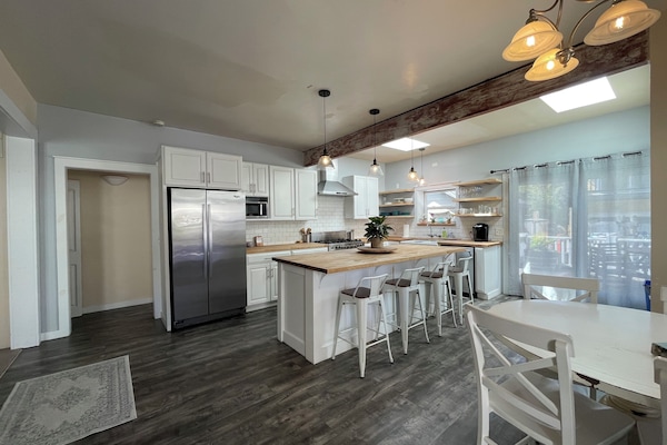 Geladeira, micro-ondas, fogão, cooktop