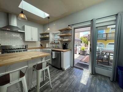 Sunlit Surf House | Downtown | Walk to Beach