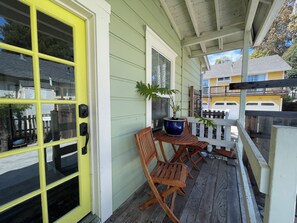 Property grounds - Sunlit Surf House | Downtown | Walk to Beach (Santa Cruz)