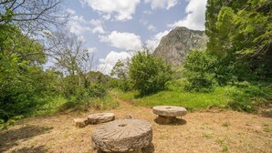 A natural outdoor setting with a stone pathway leading towards a mountainous backdrop. - Cozy home in San Giuseppe Jato with outdoor swimming pool (San Giuseppe Jato)