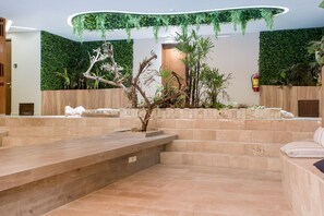 2 piscines extérieures, parasols de plage, chaises longues