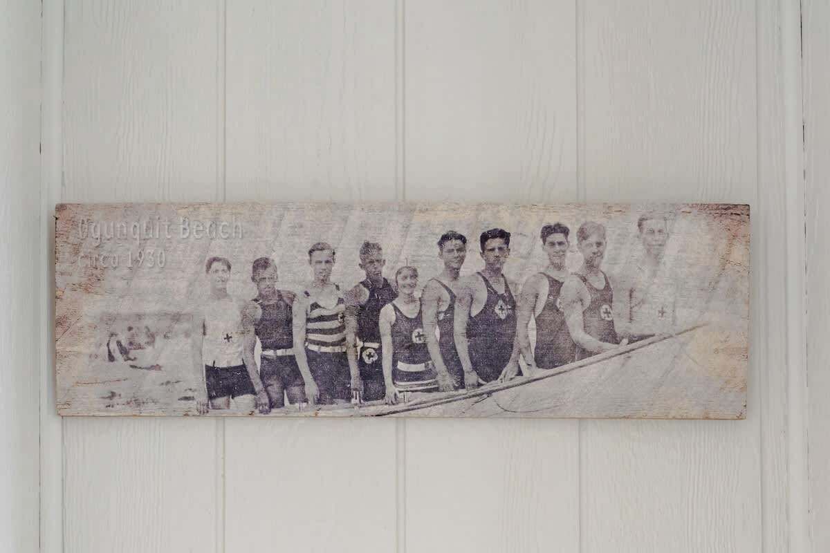 Een oude foto van een roeiteam uit ongeveer 1930, met een onderschrift dat 'Roeibank circa 1930' vermeldt.