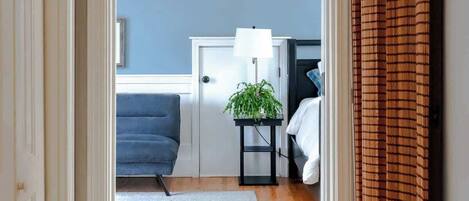 2 chambres, bureau, fer et planche à repasser, lit parapluie