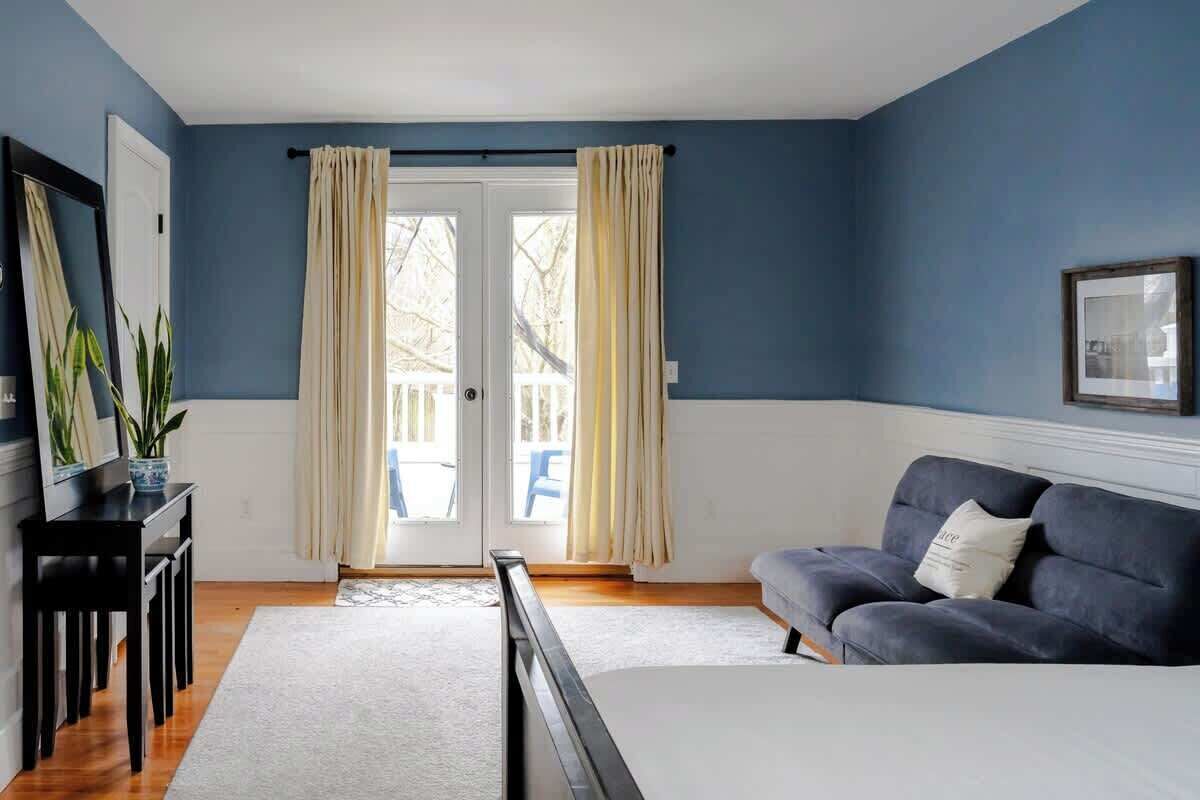 3 bedrooms, desk, iron/ironing board, travel crib