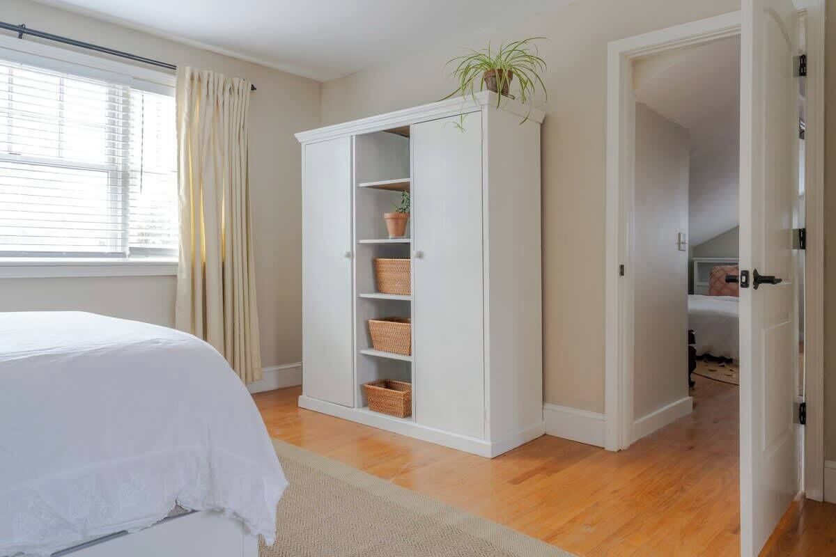 2 bedrooms, desk, iron/ironing board, travel crib