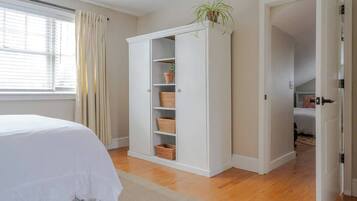 2 bedrooms, desk, iron/ironing board, travel crib