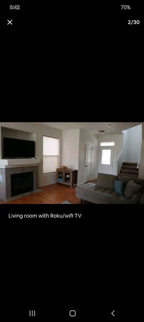 TV connectée, cheminée, livres