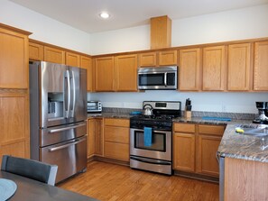 Refrigerador, microondas, horno y parrilla de estufa 