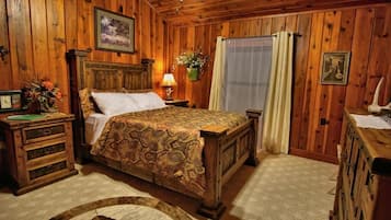 Longhorn | Desk, laptop workspace, free WiFi, bed sheets