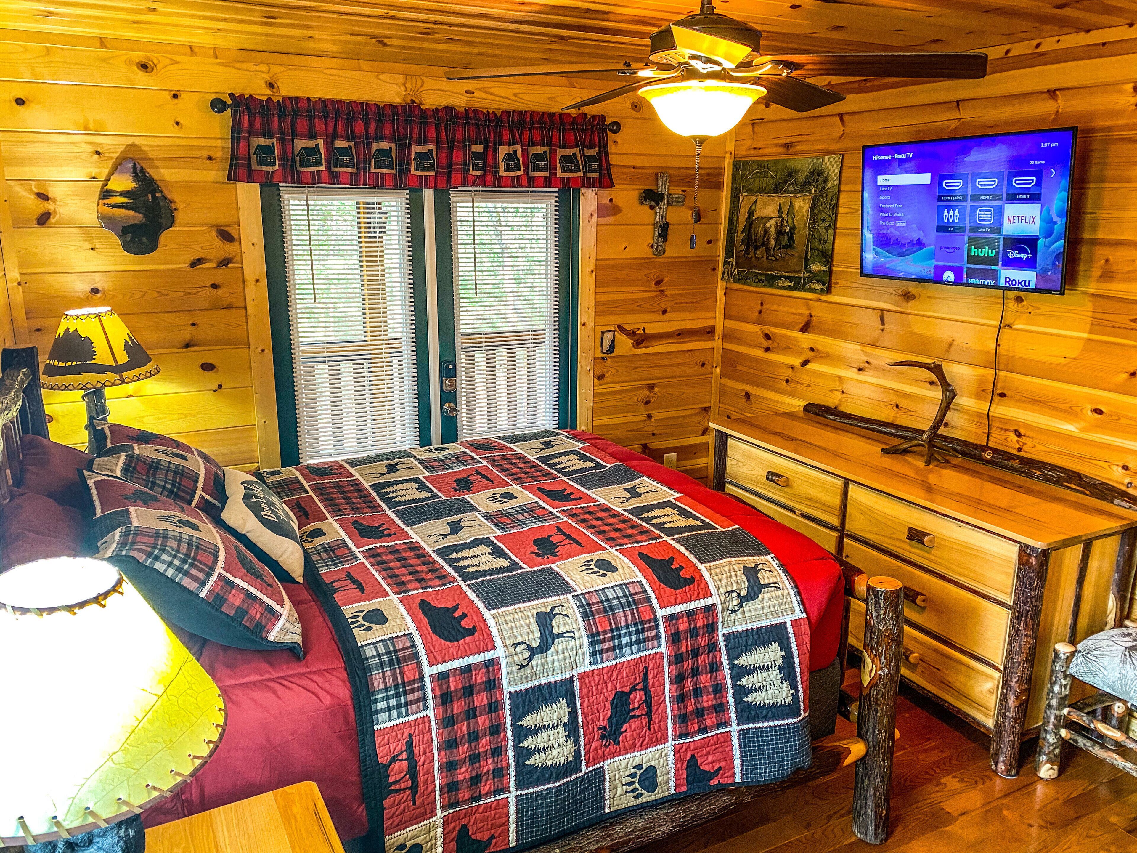 Beautiful 2bed/2bath like new cabin with Hot Tub and Screened in Porch located in Murphy NC,