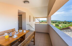 Outdoor dining - Cozy apartment in Medulin with kitchen (Medulin)