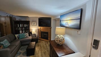 Smart TV, fireplace, books, streaming services
