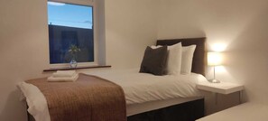 3 عدّة غرف نوم وواي فاي وملاءات أسرّة