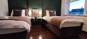 3 عدّة غرف نوم وواي فاي وملاءات أسرّة