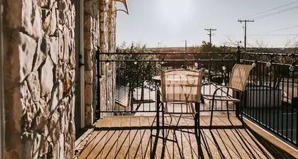 GrueneGusthaus#3| Private Condo+ Golf Cart Rentals