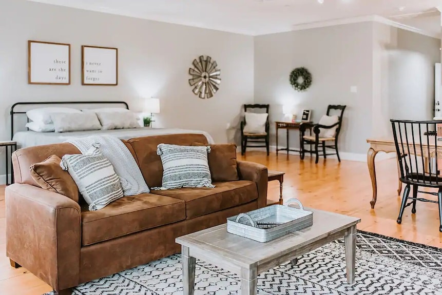 Gruenegusthaus #4|private Condo+ Golf Cart Rentals - New Braunfels, TX