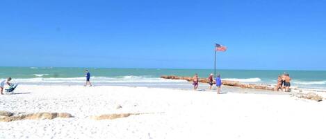 ビーチの近く、サンラウンジャー、ビーチタオル