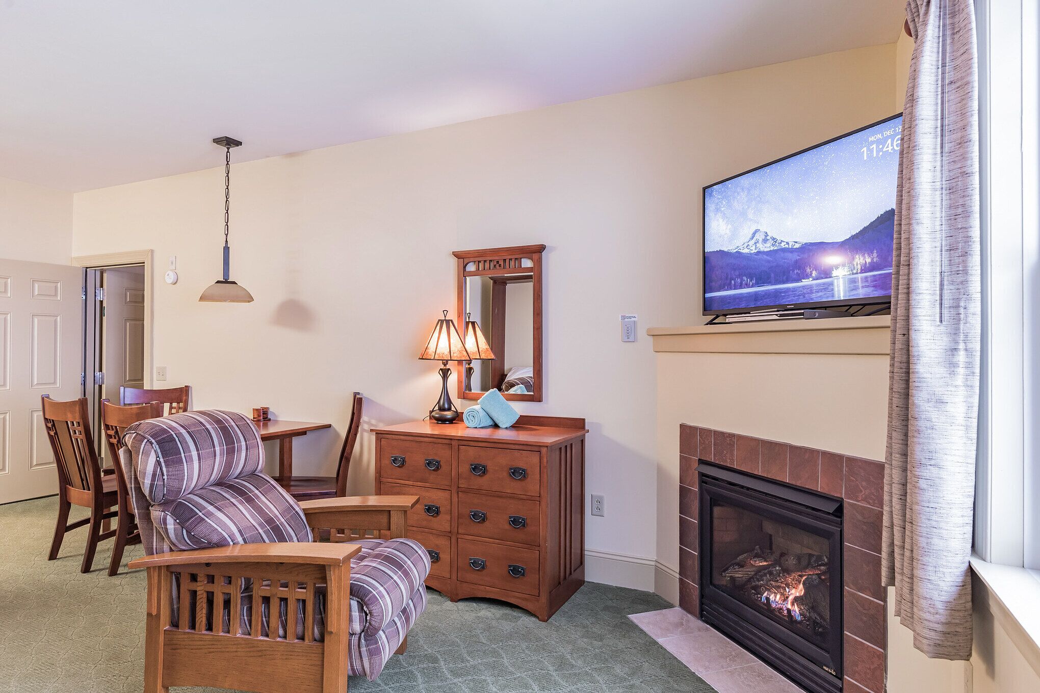 Hunter Mtn Slopeside Ski Resort w HotTub Fireplace Heated Pool Restaurant