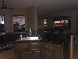 冰箱、微波炉、烤箱、厨具/餐具