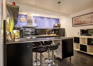 Réfrigérateur, micro-ondes, four, plaque de cuisson