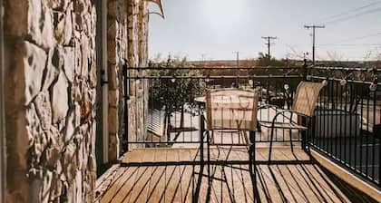 GrueneGusthaus #4|Private Condo+ Golf Cart Rentals