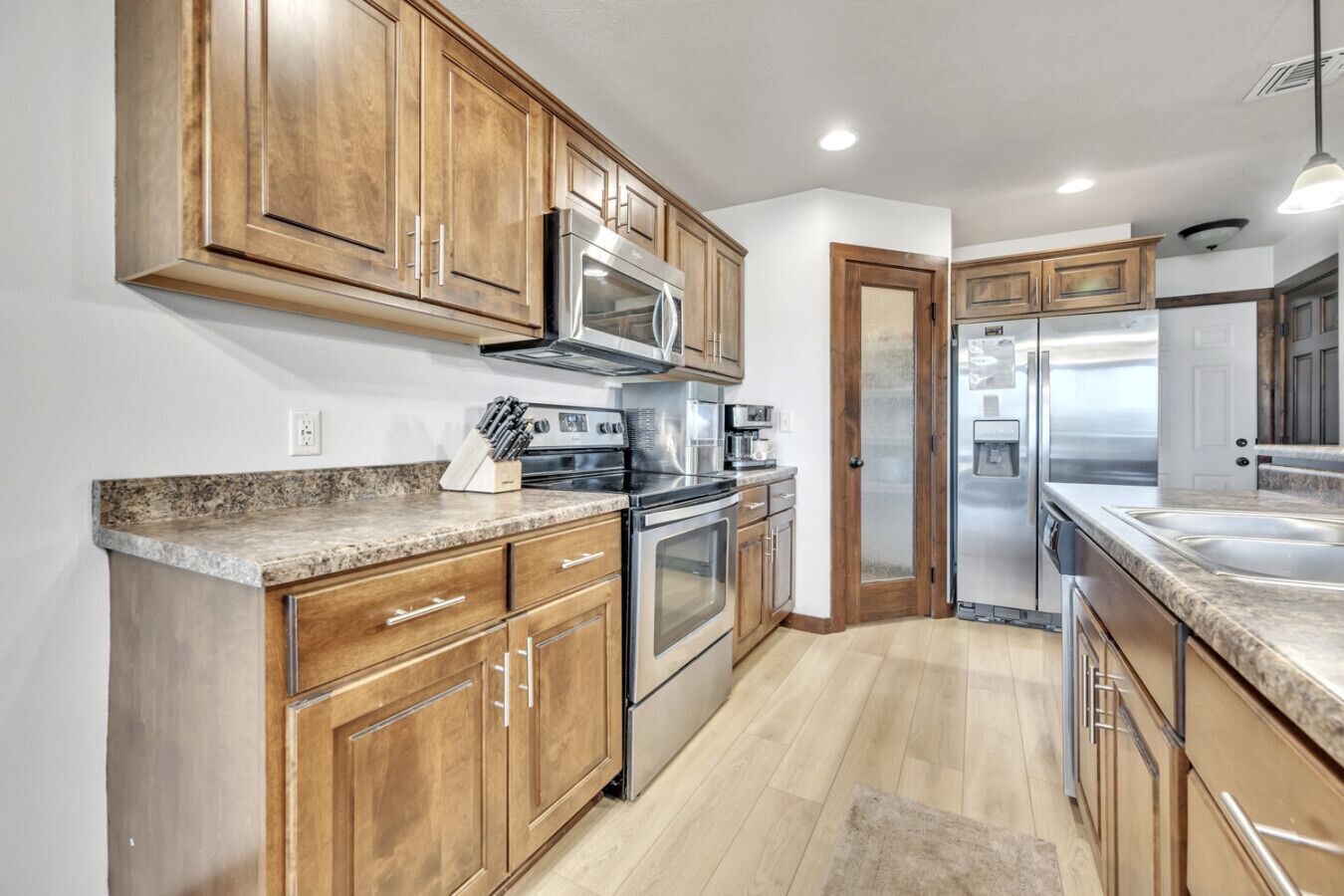 Een koelkast, een microgolfoven, een oven, een kookplaat