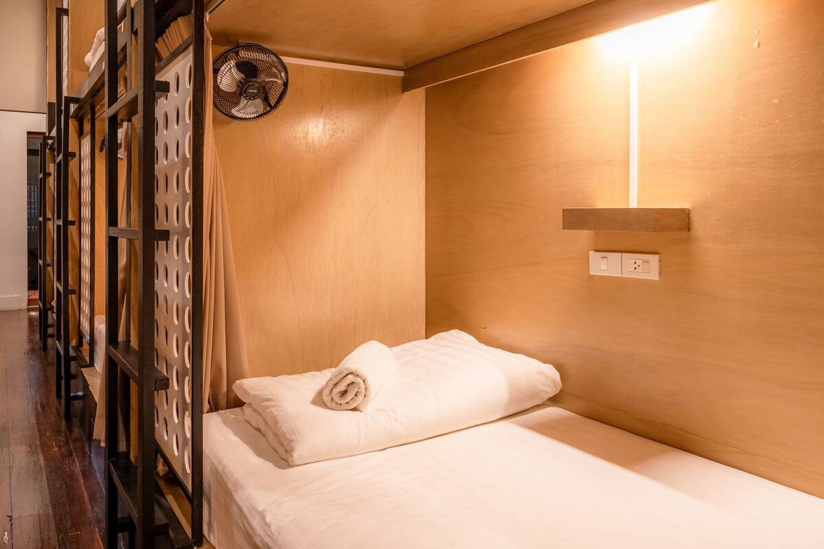 Single Bed in Mixed Dormitory | 低刺激性寝具、デスク、ノートパソコン用作業スペース、防音設備