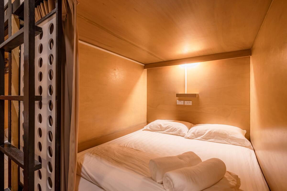 Double Bed in Mixed Dormitory | 低刺激性寝具、デスク、ノートパソコン用作業スペース、防音設備
