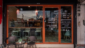 A dormitory room with a single bed, double bed, and a coffee cafe. - The Dorm Hostel (Phuket)
